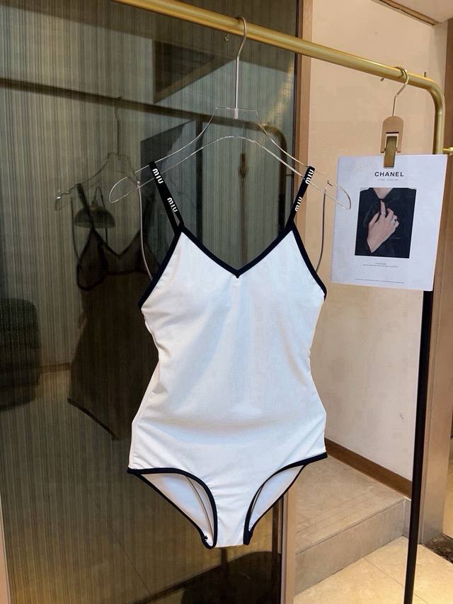 Miumiu比基尼适合多种场景的游泳衣♀海边 游泳池 温泉 水上乐园 漂流都可以内搭外穿也完全可以 面料：透气舒适。速干弹性的游泳衣更加帖肤易清洗