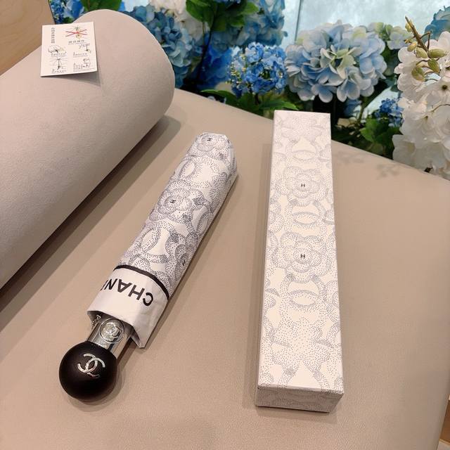 Chanel 香奈儿 新款三折自动折叠晴雨伞 做工精细 气质 时尚 炒鸡好看！防紫外线 人手必备 ！2色