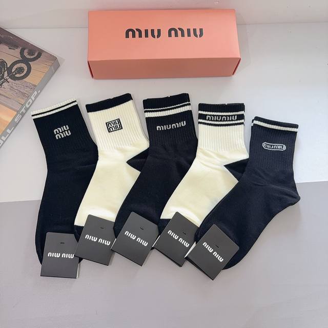 配包装 一盒5双 Miumiu 缪缪 新款中筒男款袜子，纯棉面料，潮人必备 ，经典字母 个性时尚百搭款，你值得拥有哦