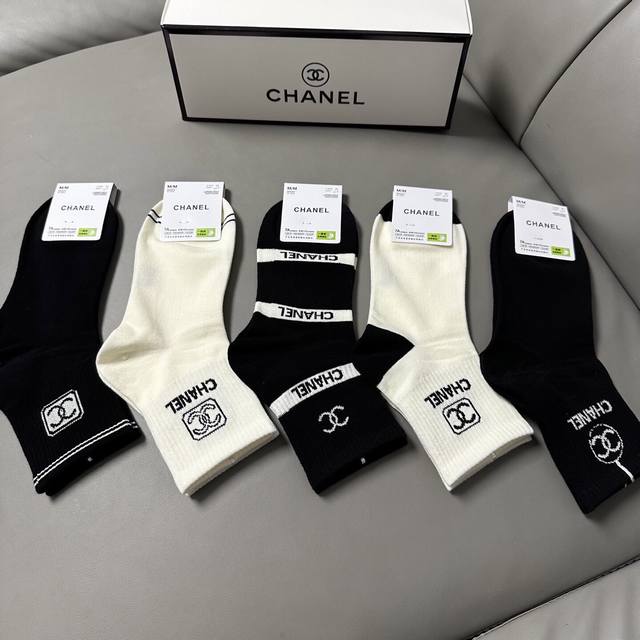 特 Chanel 香奈儿香奶奶家新品女款中筒袜子 一盒五双 纯棉材质，柔软舒适透气，提花经典标志，炒鸡Nice，大牌出街，潮人必备超好搭