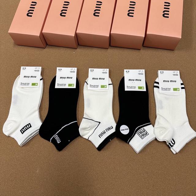 特 Miumiu 缪缪新品女款袜子 一盒五双 提花经典Miumiu字母，透气柔软舒适，超火爆小单品，大牌出街，潮人必备超好搭