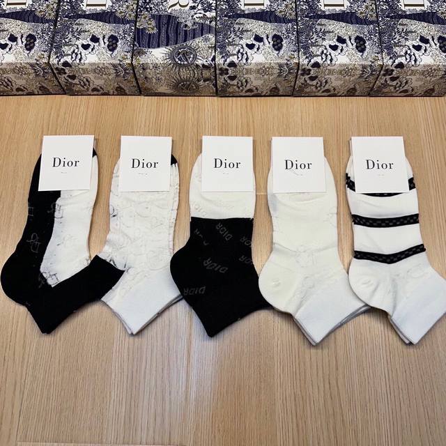 特 Dior 迪奥D家新品网红女款袜子 一盒五双 竹棉材质，冰凉透气舒适，超级Nice超火爆小单品，大牌出街，潮人必备超好搭