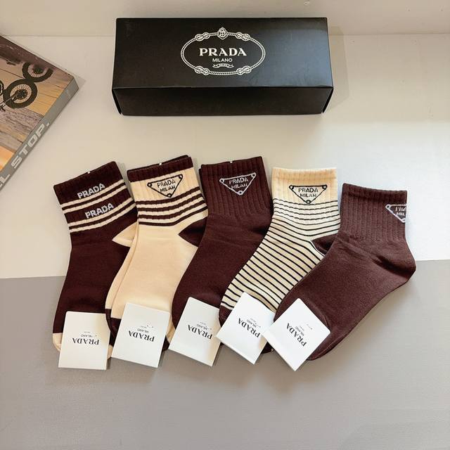 配包装 一盒5双 prada 普拉达 新款中筒袜子，纯棉面料，经典三角标Logo 个性时尚百搭款，你值得拥有哦