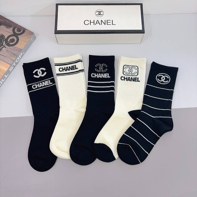 配包装 一盒5双 Chanel 香奈儿经典长筒袜子高版本纯棉材质柔软，秒杀市场普通货，经典的双C图案Logo！
