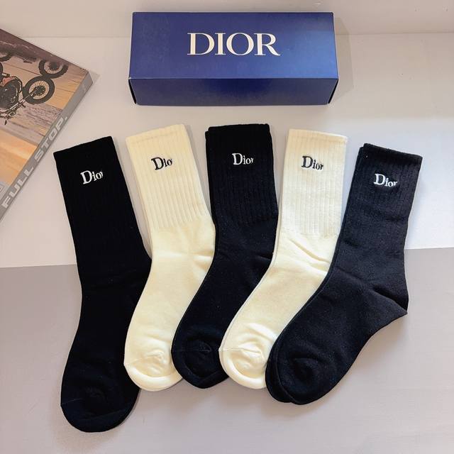 配包装 一盒5双 Dior 迪奥 新款经典Logo刺绣长筒袜子！专柜同步袜子，大牌出街，潮人必备超好搭