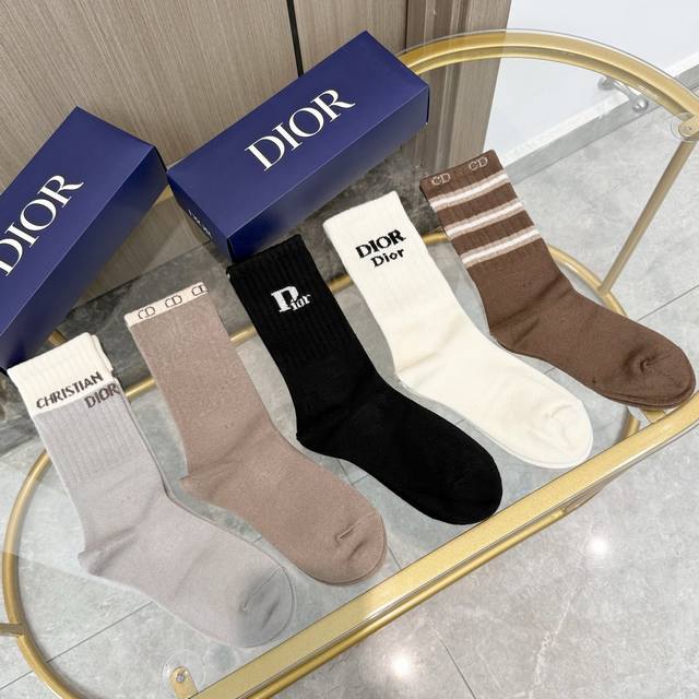 配包装 一盒五双 Dior 迪奥高版本 ～好看到爆炸 Dior 袜子羊绒袜，超软糯潮人必不能少的 Dior 专柜代购品质 中筒袜子 ，搭配起来超高逼格 时髦度爆