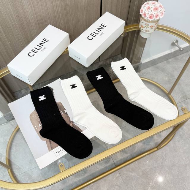 配包装 一盒四双 Celine 赛琳高品质超级爆款网红袜子小香家官网同步烫印字母中筒袜，Ins明星网红推荐火爆至极纯棉材质，轻薄柔软透气，四季通用，欧美大牌街头