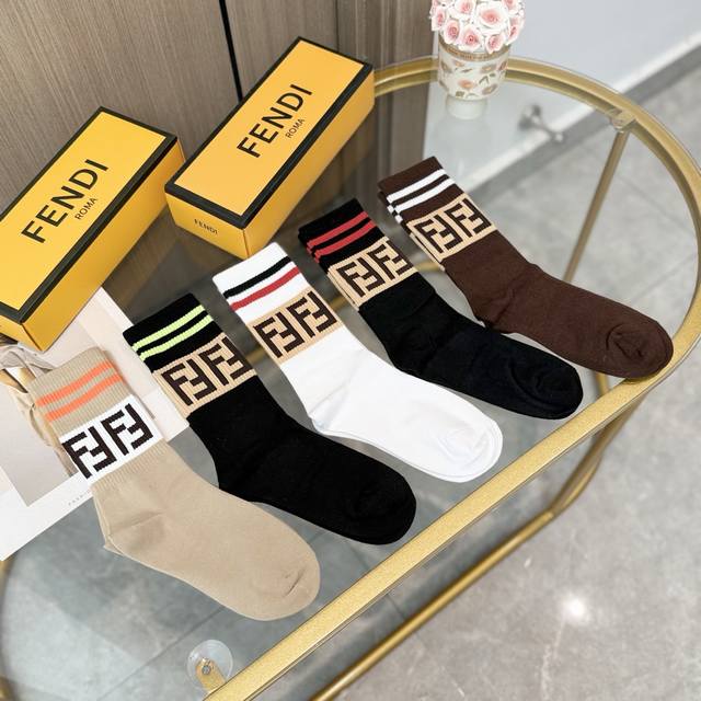 配包装 一盒五双 Fendi 芬迪大F新品高筒袜子超级经典的双F标志，纯棉材质制造，透气舒适，超级Nice超火爆小单品，大牌出街，潮人必备超好搭