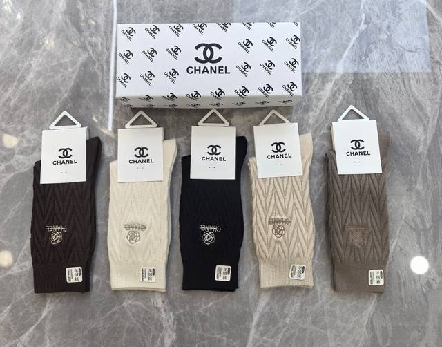 特 配包装 Chanel 香奈儿 新款羊绒刺绣中长款堆堆袜袜子！一盒五双， 专柜同步筒款袜子，大牌出街，潮人必备超好搭