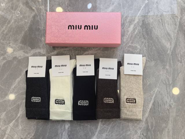 特 配包装 Miumiu 缪缪 新款羊绒刺绣中长款堆堆袜袜子！一盒五双， 专柜同步筒款袜子，大牌出街，潮人必备超好搭