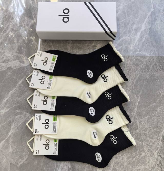 特 配包装 Alo 新款刺绣中长筒款堆堆袜袜子！一盒五双， 专柜同步筒款袜子，大牌出街，潮人必备超好搭