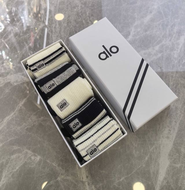 特 配包装 Alo 新款双针刺绣中长筒款堆堆袜袜子！一盒五双， 专柜同步筒款袜子，大牌出街，潮人必备超好搭
