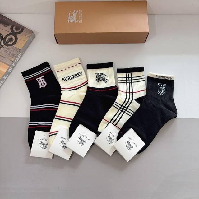 配包装 一盒5双 Burberry 巴宝莉经典字母Logo中筒袜子，个性时尚百搭款，！你值得拥有哦精梳棉面料，超柔软材质，舒适透气
