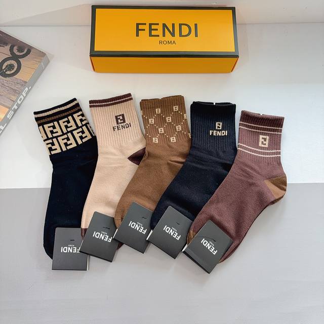 配包装 一盒5双 Fendi 芬迪 新款中筒男款袜子，纯棉面料，潮人必备 ，经典双F，个性时尚百搭款，你值得拥有哦