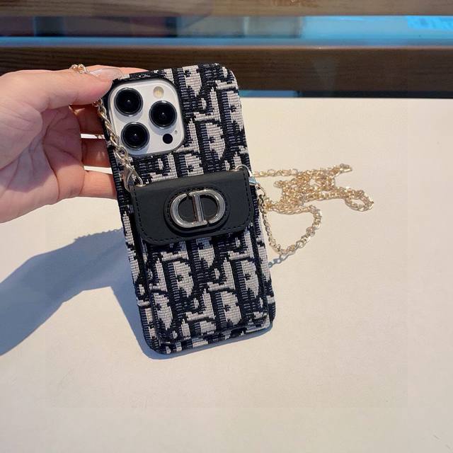 迪奥Dior卡包斜挎手机壳 搭配链条 立马变成时尚达人 Iphone16系列更新 型号：为了不出现报错型号，请打开本机查看手机设置显示的型号 Iphone16p