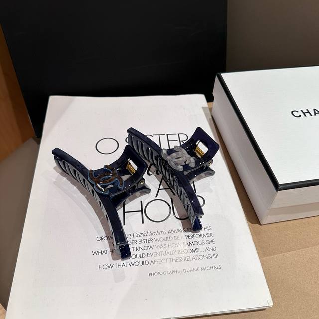 配包装盒 Chanel 香奈儿 最新款小香抓夹，超级好看！名媛范儿十足，小仙女必备