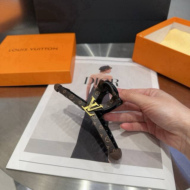 配包装盒 Louis Vuitton 路易威登 驴家新品抓夹，经典Lv标志，简单大气，特别吸睛！超火爆小单品