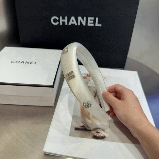 配包装盒 Chanel 香奈儿 最新款小香爆款发箍，超级好看！名媛范儿十足，小仙女必备