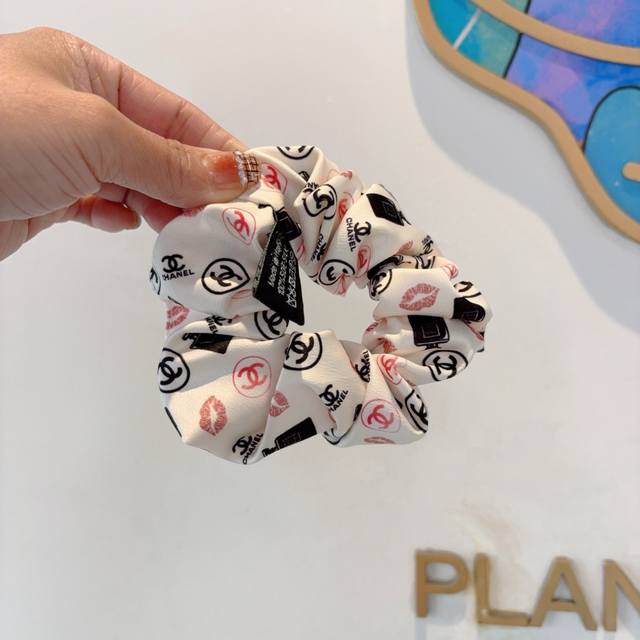 配包装 Chanel 香奈儿 网红新款发圈，精致肠圈皮筋，佩戴舒适无压力，造型搭配必备！非常时尚百搭！女神必备单品，超级精致哦名媛范儿。