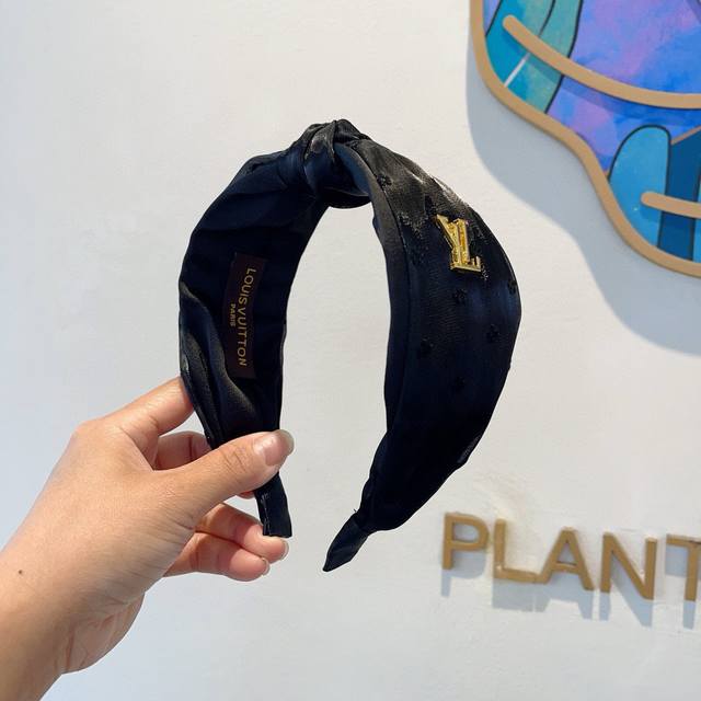 配包装 Lv 路易威登 火爆新款绸面料宽版发箍，时尚头箍，专柜最最新款来袭时尚百搭，女神必入 ！