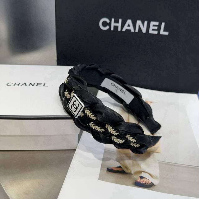 配包装盒 Chanel 香奈儿 最新款小香爆款宽边发箍，超级好看！名媛范儿十足，小仙女必备