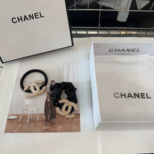 配包装盒 单个 Chanel 香奈儿 最新小香爆款，珍珠发圈，非常好看！小仙女必备