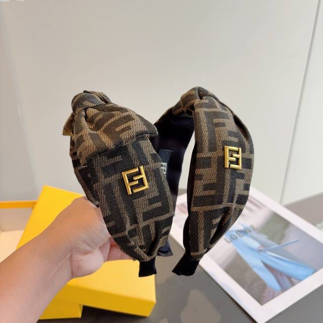 配包装 Fendi 芬迪 经典双F款发箍，复古头箍，简约百搭，潮女必备品，超级的高大上！