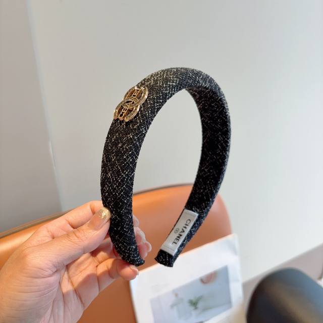 配包装 Chanel 香奈儿 网红同款小香风发箍，复古头箍，网红爆款推荐 搭配高端材质，超精致，时尚百搭。