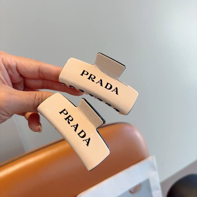 配包装 prada 普拉达 新款潮流抓夹，网红同款 女神必备单品，非常百搭，时尚发夹， 戴上它满满的高大上。