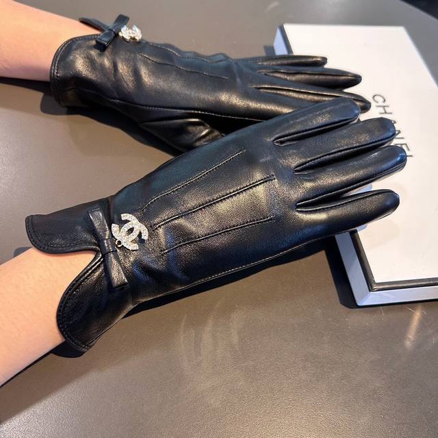 2025新款独家首发触屏手套 Chanel香奈儿 原单品质 官网同步女士新款高档羊皮手套女神首选 不可错过百分百选用进口羊皮 皮质细腻柔软 认准进口羊皮特有手感