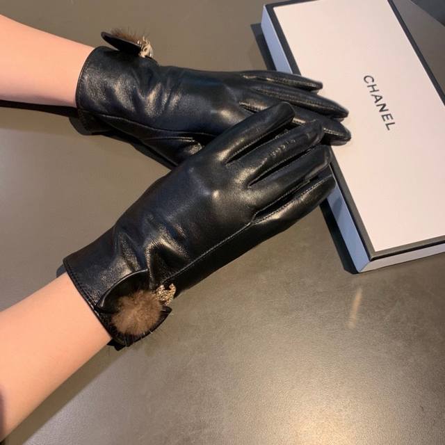 2025新款独家首发触屏手套 Chanel香奈儿狐狸毛球吊钻双C 原单品质 官网同步女士新款高档羊皮手套女神首选 不可错过百分百选用进口羊皮 精致爱心闪亮五金皮