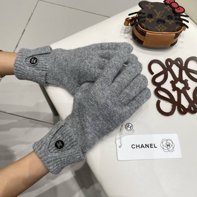 Chanel香奈儿新款羊毛针织手套 露指款 戴上手套也能轻松玩手机 男女款 黑