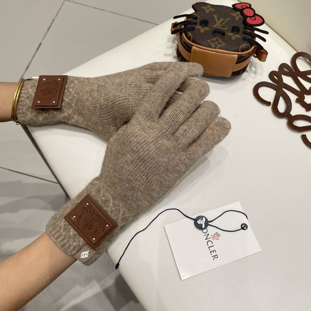 Moncler蒙口秋冬羊毛针织手套糖果纯色系列今年秋冬大火 每色都超好看 搭配羊绒大衣绝美 立体版型剪裁 线条流畅 佩戴舒适 露指设计更加方便 贴合手型