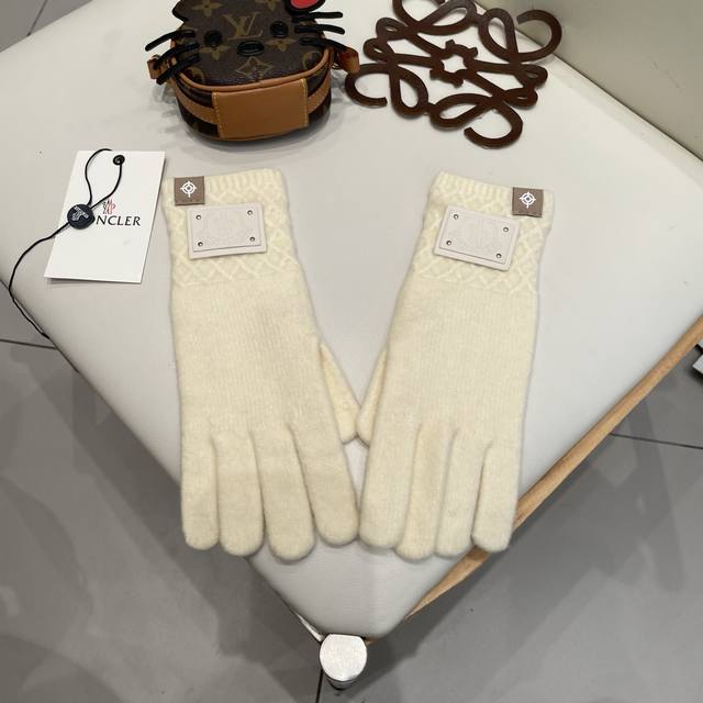 Moncler蒙口秋冬羊毛针织手套糖果纯色系列今年秋冬大火 每色都超好看 搭配羊绒大衣绝美 立体版型剪裁 线条流畅 佩戴舒适 露指设计更加方便 贴合手型