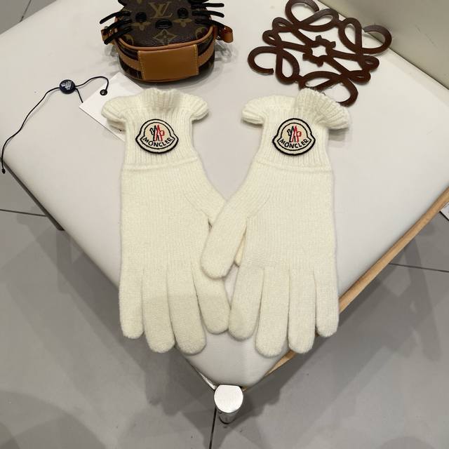 蒙口Moncler盟可睐2025冬纯色木耳边手工花羊毛针织手套女冬季保暖五指可触屏韩系百搭简约