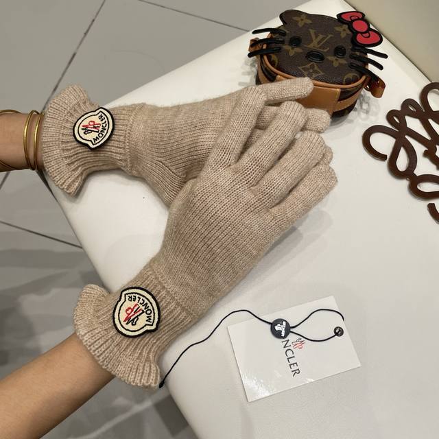蒙口Moncler盟可睐2025冬纯色木耳边手工花羊毛针织手套女冬季保暖五指可触屏韩系百搭简约