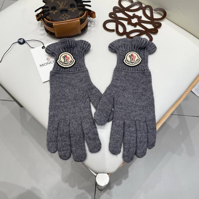 蒙口Moncler盟可睐2025冬纯色木耳边手工花羊毛针织手套女冬季保暖五指可触屏韩系百搭简约