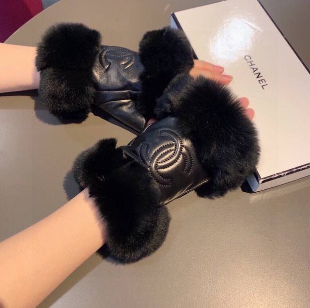 Chanel 香奈儿2025秋冬懒兔毛羊指羊皮手套值得对比同款不同品质，秒杀市场差产品，进口一级羊皮懒兔毛内里加绒 经典不过时款.喜欢可以入手了，这种品质的今年