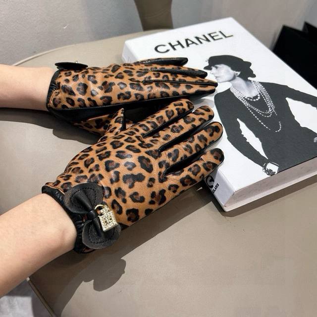 2025新款独家首发触屏手套 Chanel香奈儿 原单品质 官网同步女士新款高档羊皮手套女神首选 不可错过百分百选用进口羊皮 皮质细腻柔软 认准进口羊皮特有手感