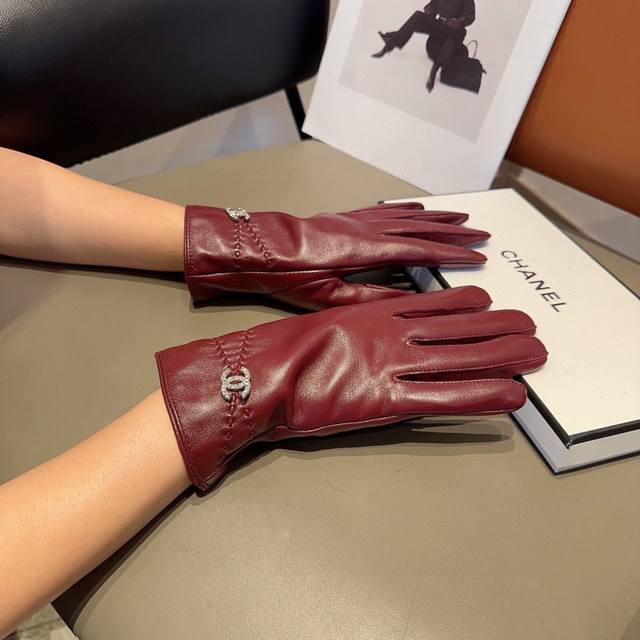 香奈儿女款新品羊皮手套，时尚手套，秋冬保暖加绒内里，经典简洁上手超舒适柔软、百搭！Ml