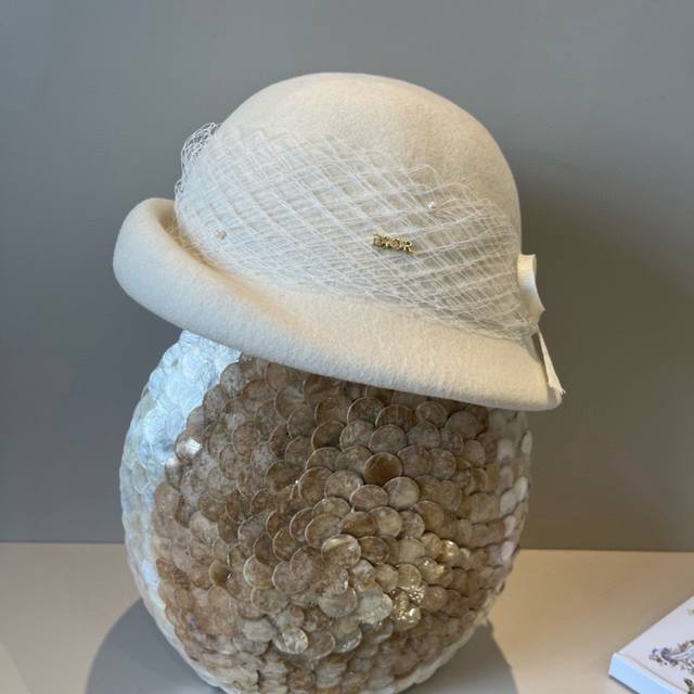 白色 Dior迪奥新款羊毛礼帽，贝雷帽，超级女神范，高级定制礼帽，百分百羊毛%面料 头围57Cm