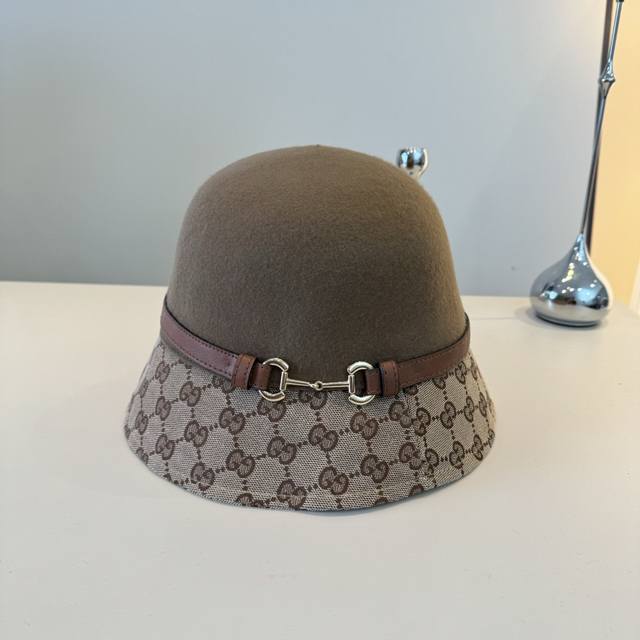 Gucci古奇23秋冬新款羊毛礼帽，毛呢盆帽，后开叉设计，搭配高级皮带扣，高级定制，百分百羊毛礼帽，头围57Cm