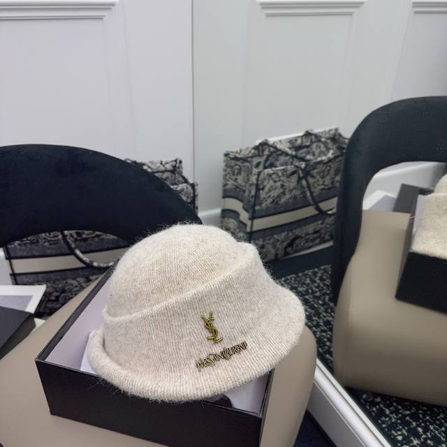 Ysl 气质新款盆帽 造型很独特 ~