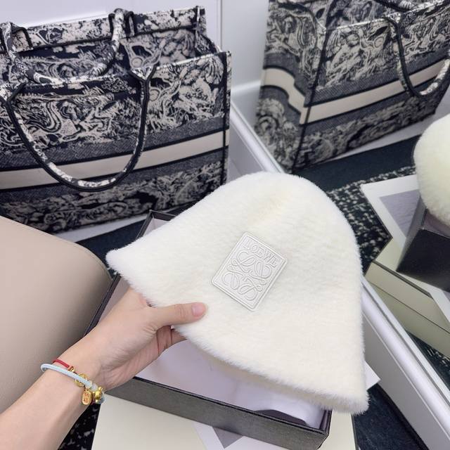 Loewe 新款兔毛帽 简约百搭 ~