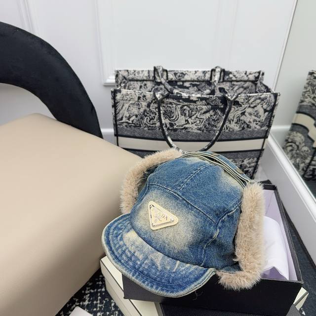 prada 秋冬新款牛仔帽 毛绒护耳 质感好！