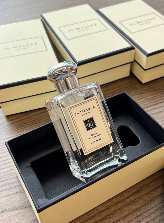原单品质 Jomalone 祖玛珑 蓝风铃 Ml 属性：女香 香调：绿叶花香调 前调：风铃草 露珠 绿叶 公丁香 中调：柿子 桃子 后调：麝香 脂粉味