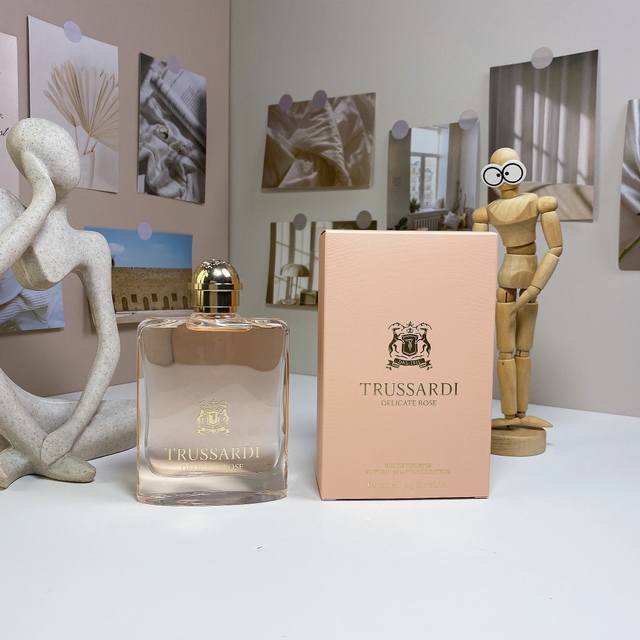 高端品质 杜鲁萨迪雅逸玫瑰 Ml Trussardi Delicate Rose, 2012 品牌：杜鲁萨迪 调香师：Nathalie Lorson 属性：女香