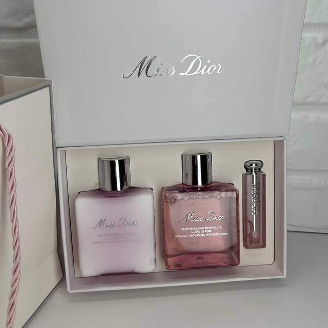 高端品质 可配礼袋+中文标迪奥灵彩欢动三件套！内含：甜心身体乳175Ml，甜心沐浴露175Ml，变色唇膏001#3.2G。