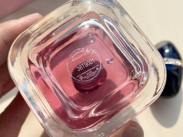 原单品质 阿玛尼新香自由无界！90Ml 自由少女与蓝色星球作为阿玛尼第一支与少女对话的香，在设计上给予了很大的自由度“自由少女”主题与Si一脉相承，独立灵魂在少