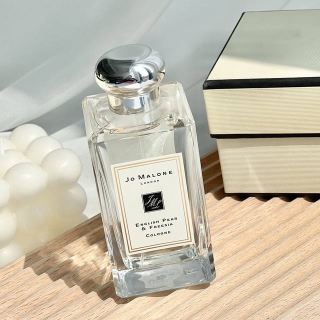 原单品质 2英国梨与小苍兰 English pear & Freesia 香调：果香甘苔调 前调：香瓜梨 中调：小苍兰玫瑰 后调：麝香广藿香 琥珀大黄 闻香见景